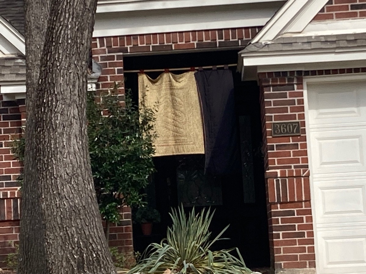 Anyone got any ideas why???? It's a curtain type rod with two ki